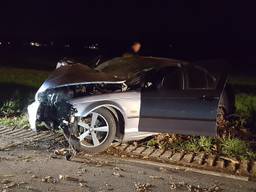 Ook de auto raakte zwaar beschadigd. (Foto: Johan Bloemers)