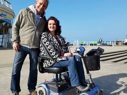 Johan Vlemmix met MS-patiënte Anita Smeets in Scheveningen.