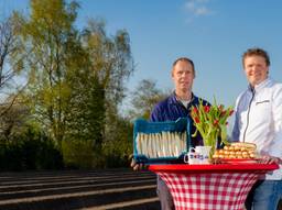 Aspergekwekerij Verhoeven en Remco Beekman bedachten het aspergeworstenbroodje.