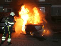 De autobrand op de Da Costastraat. (Foto: Bernt van Dongen/FPMB)