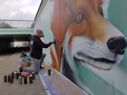 Graffiti-artiest Marcus Debie aan het werk. (Foto: Marrie Meeuwsen)