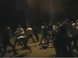Fragment uit de video van de vechtende 'voetbalfans'. (Afbeelding: Omroep Gelderland)