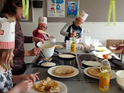 Kinderen bakken pannenkoeken. Fotocredits: Petra van Middendorp 