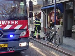 De brandweer bluste het vuur. (Foto: AS Media)