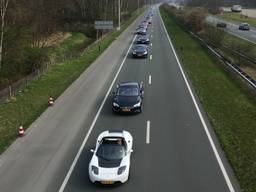 Zondag reed een stoet van 746 elektrische voertuigen over de snelweg tussen Helmond en Eindhoven.