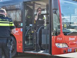Politie zet bus aan de kant