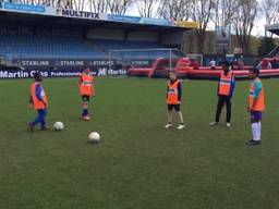 FC Eindhoven-trainer Moniz en deelnemer Mike op de speciale Koningsspelen
