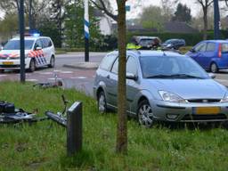 Het ongeluk gebeurde bij een rotonde. (Foto: Sander van Gils)