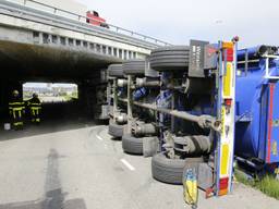 Vrachtwagen ramt viaduct in Hank en kantelt