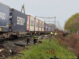 Goederentrein knalt op graafmachine bij Deurne