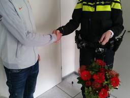 De held kreeg en bloemetje van de politie. (Foto Facebook @PolitieEindhoven)