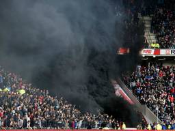De rookwolk bij het duel PSV-Ajax. (Foto: ANP)