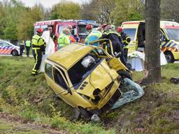 De bestuurder van de auto is zwaargewond naar een ziekenhuis gebracht. (Foto: Toby de Kort)