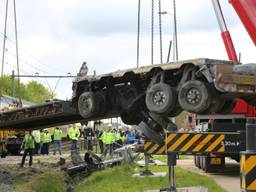 De vrachtwagen wordt weggetakeld (Foto: Christian Traets/SQ Vision)