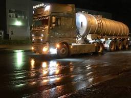 Tankwagen lekt duizenden liters. (foto: Hans van Hamersveld)