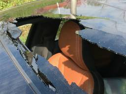 Het verbrijzelde dak van de auto (foto: Richard Brakels).
