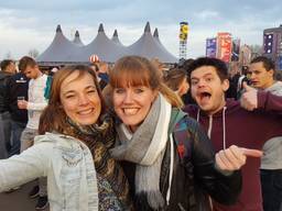 Janne (links) en Bo kwamen speciaal eerder terug voor Paaspop. (Foto: Tom van der Meer)