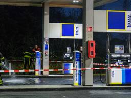 De brandweer heeft het tankstation afgezet. (Foto: Alexander Vingerhoeds/Obscura Foto)