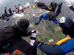 Parachutisten genieten van het paasweekend boven Breda Airport