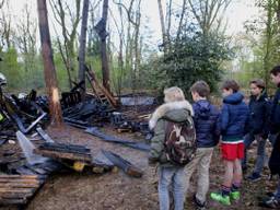 Alexander en zijn vrienden bij de afgebrande boomhut (Foto: Bart Meesters)