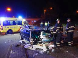 De brandweer moest de bestuurder uit de auto bevrijden. (Foto: SQ Vision)