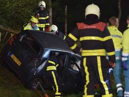 De auto crashte in een greppel. (Foto: Jules Vorselaars/JV-Media)