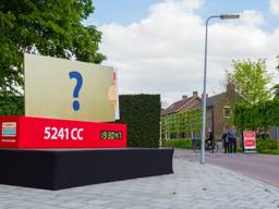 In de Weidestraat te Rosmalen staat een mysterieuze Postcode Loterij-cheque met postcode 5241 CC.