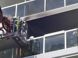 De brand woedde op een balkon . (Foto: Perry Roovers/SQ Vision)