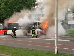 De vlammen sloegen flink uit de bus. (foto: Phil Quik)
