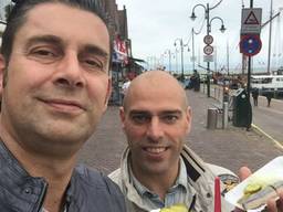 Ronald Sträter (links) en Anthony Lurling in Volendam.