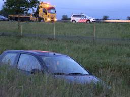 De auto belandde in de sloot. (Foto: SK-Media)