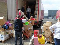 Stichting Breda helpt Hunedoara tijdens inladen van alle hulpgoederen. (foto: Yvonne Smit)