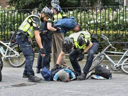 Aanhoudingen op het Willemsplein (foto: Toby de Kort / De Kort Media)