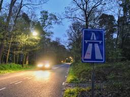 De snelweg start hier, zegt het bord. (foto: Toby de Kort/ De Kort Media)