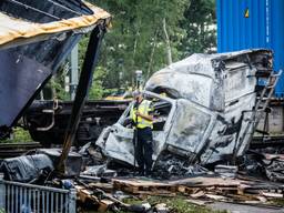 Grote ravage na ongeluk tussen goederentrein en vrachtwagen (foto: ANP)