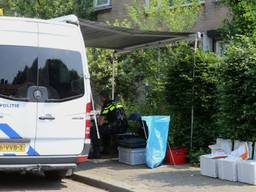 Onderzoek bij het huis aan de Sint Rochusstraat. Foto: Bart Meesters