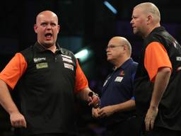 Van Gerwen (links) en Van Barneveld (rechts) niet te stuiten (foto: Lawrence Lustig/PDC).