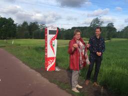 Wethouder Visscher (l) opende de eerste Flo in Eindhoven