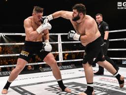 Rico Verhoeven kreeg de nodige tikken te verwerken. (Foto: James Law/Glory Sports)