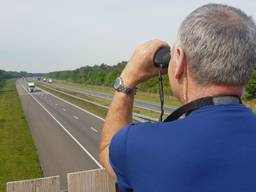 De spotter zoekt met een verrekijker naar overtredingen