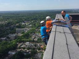 Marian van Mierlo (76) stunt weer: abseilen vanaf Westpoint toren in Tilburg