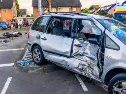 Ingedeukte deur en veel puin op de weg. Foto: Sem van Rijssel / SQ Vision