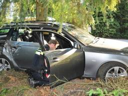 De auto kwam in de bosjes tot stilstand. (Foto: Harm van Leuken/SQ Vision)