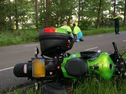 De motorrijder werd behandeld door ambulancepersoneel. (Foto: Berry van Gaal/SQ Vision)