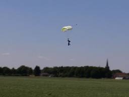 Parachutist Erik Geerts tijdens een sprong. (foto: Eva de Schipper)