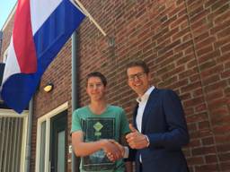 Ralph is geslaagd! Staatssecretaris Sander Dekker feliciteert hem. (Foto:Karlijn Houterman/OB)