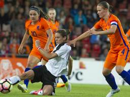 Daniëlle van de Donk samen met aanvoerster Mandy van den Berg in actie tegen Oostenrijk (foto: OrangePictures).