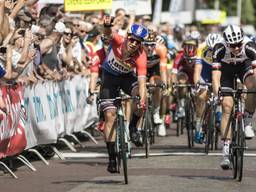 Dylan Groenewegen wint de sprint in Ster ZLM Toer (foto: Wouter Roosenboom).