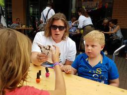 Tijn en zijn moeder bij de nagellak-actie Oss.