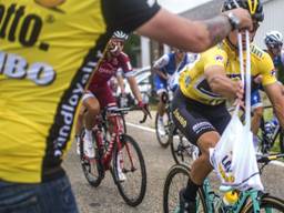 Een zakje met eten voor Primoz Roglic (foto: Wouter: Roosenboom)